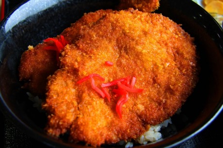 ボリューム満点！わらじカツ丼