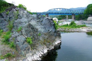栗谷瀬橋の蛇紋岩と石綿
