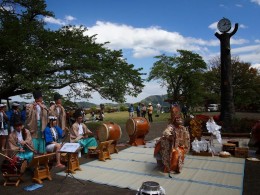 美の山山頂広場で神楽