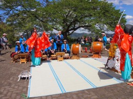 美の山山頂広場で神楽2